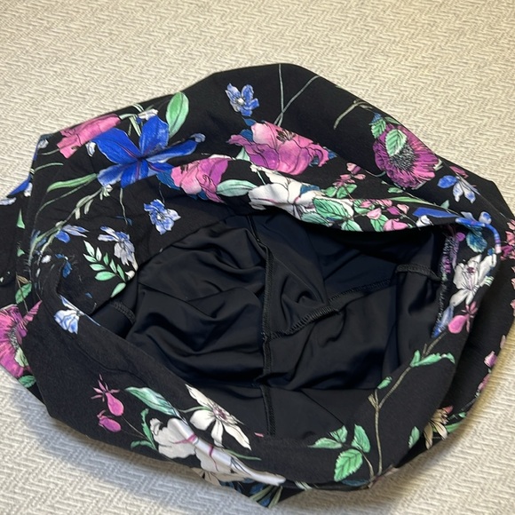 Floral Black Skort. S.C& Co. Size 8 - Picture 7 of 8